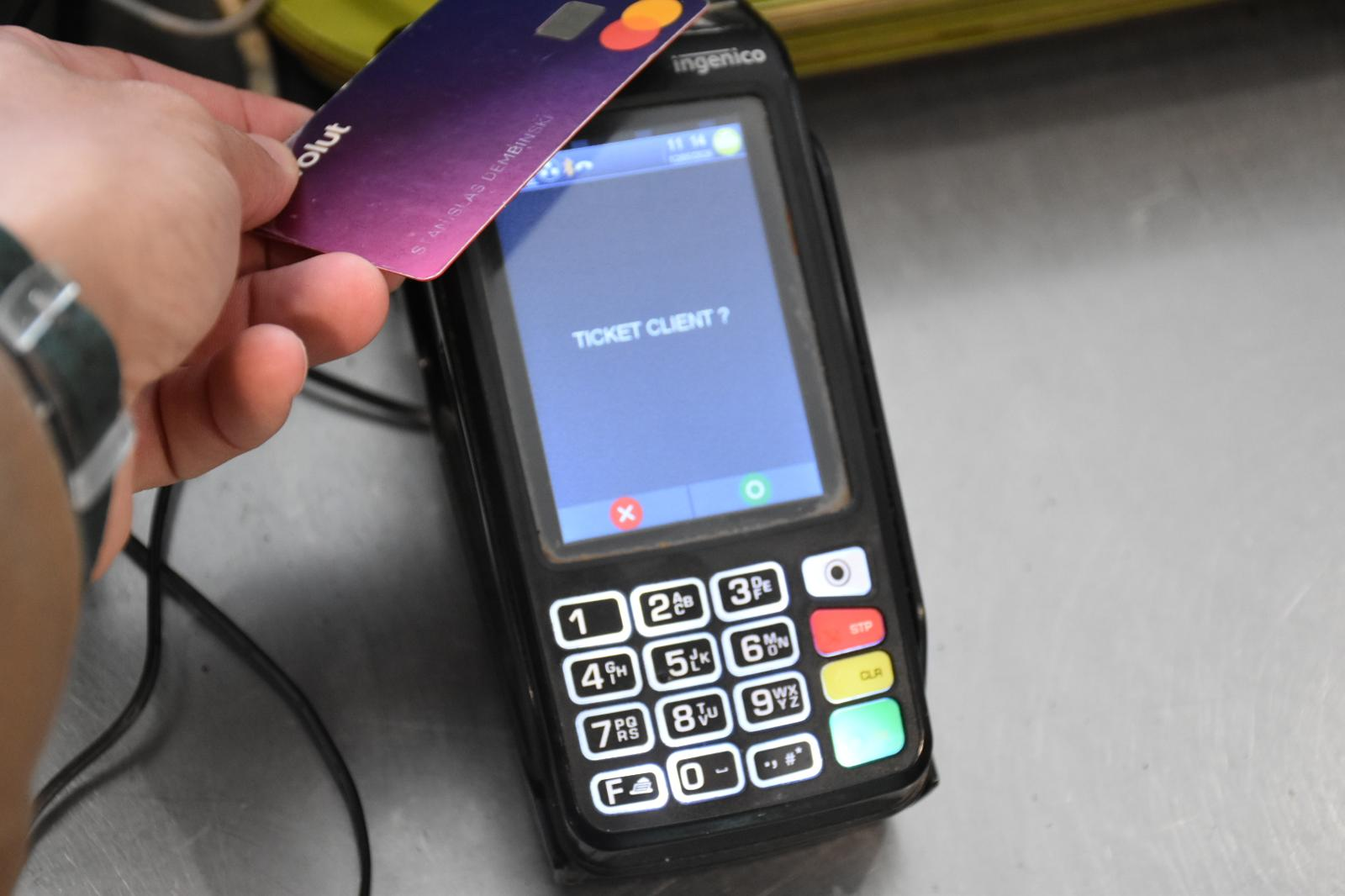 Paiement par carte bancaire sur un terminal de paiement.
