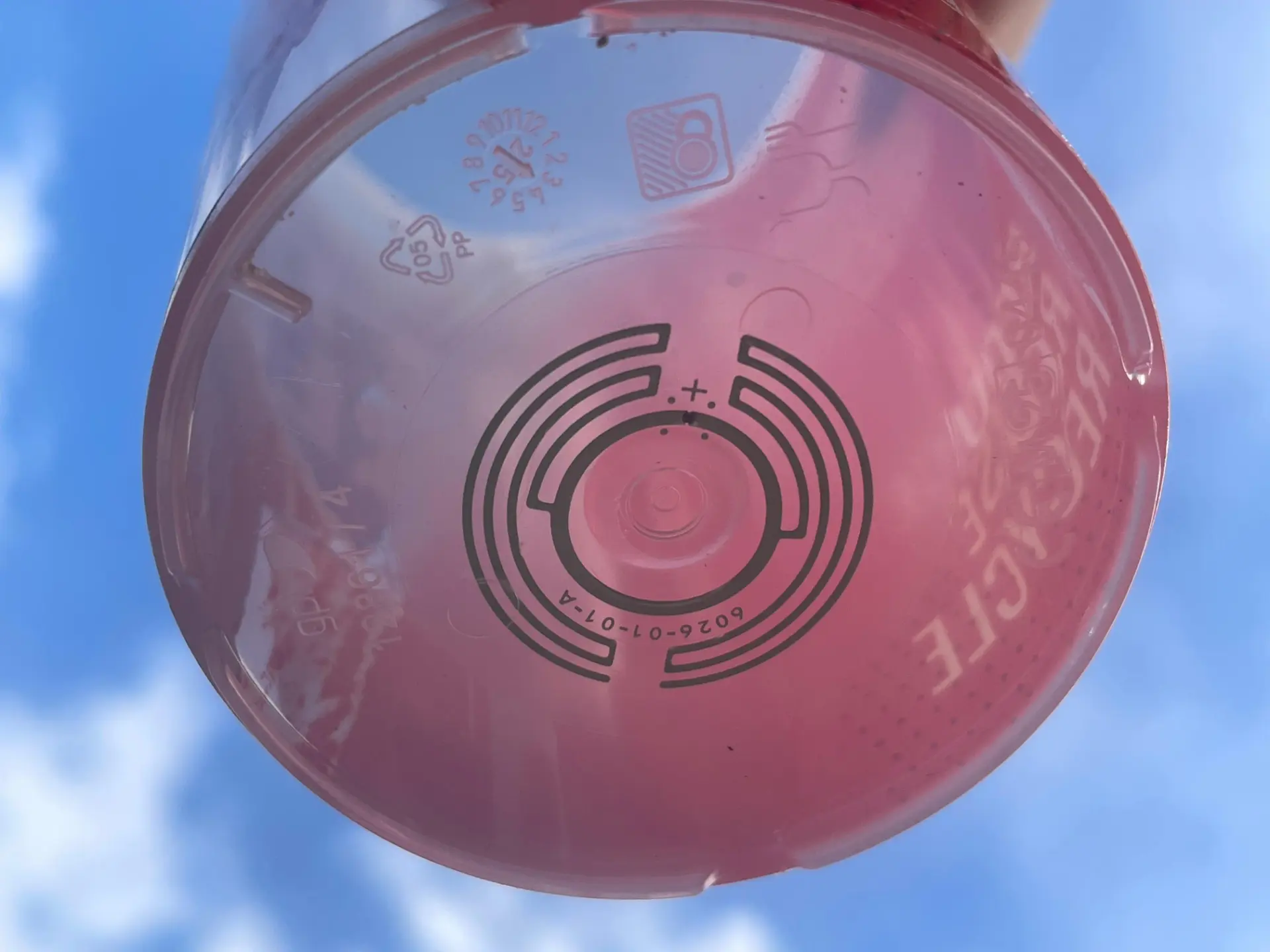 Détail du tag RFID intégré dans le fond d'un gobelet réutilisable.