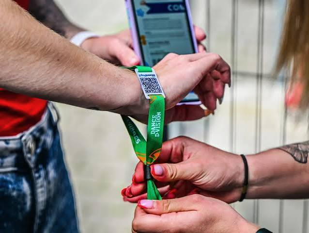 Bracelet cashless RFID ajusté sur le poignet d'un client.