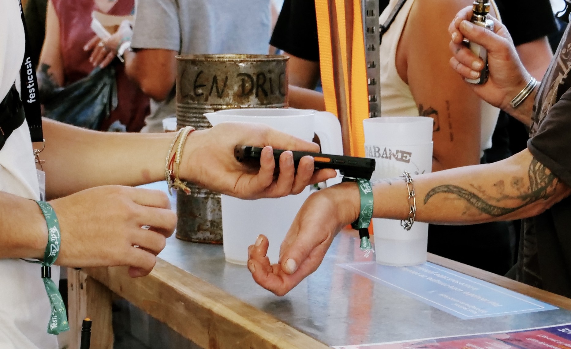 Paiement cashless d'une commande au comptoir d'un festival.